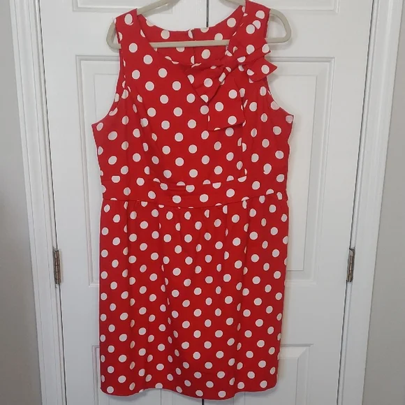 Elegant Red Polka Dot Midi Dress - Picture 2 of 8